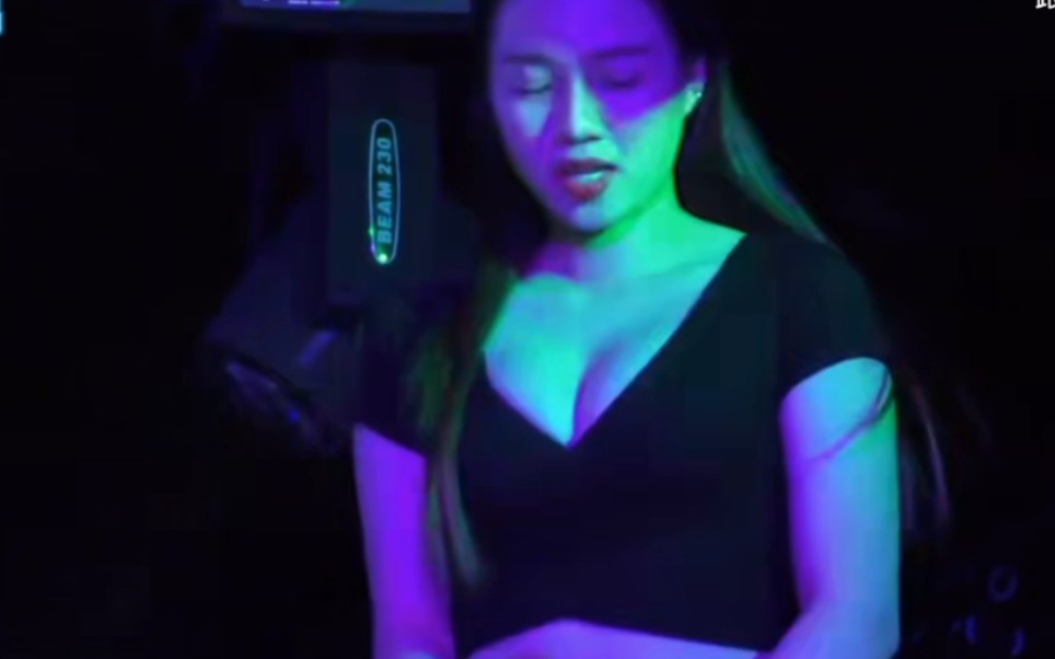 [图]月亮惹的祸 越南夜店酒吧现场 DJ美女打碟 异国风情