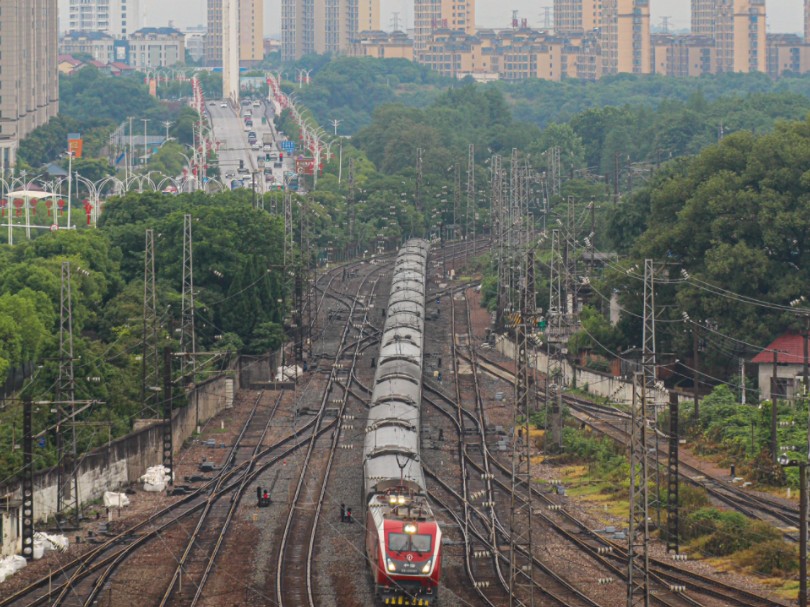 k496 六盘水——上海南 贵溪站两道停车.上局沪段 和谐电1d-0397.