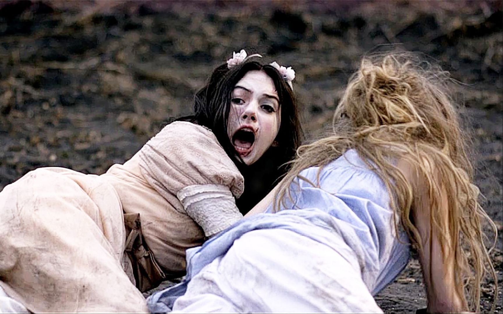 高分恐怖惊悚片:俩姐妹被变态囚禁装扮成娃娃,成为两米巨婴玩物