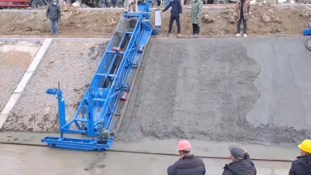 大型水渠运河边坡摊铺机 护坡路基斜坡整平机 混凝土沟渠整平机