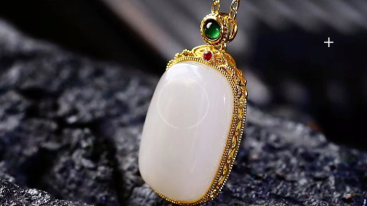 天然精品和田玉藕粉平安无事牌吊坠,尺寸31×17×6.