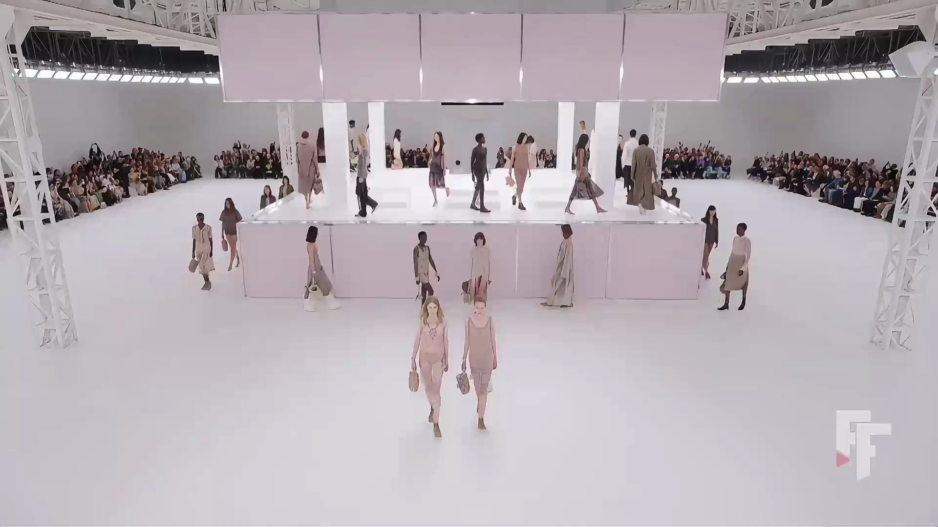 Fendi 芬迪 2025春夏米兰时装周女装发布会 Fendi | Spring Summer 2025哔哩哔哩bilibili