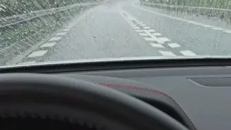 高速不开雨刮  无视暴雨