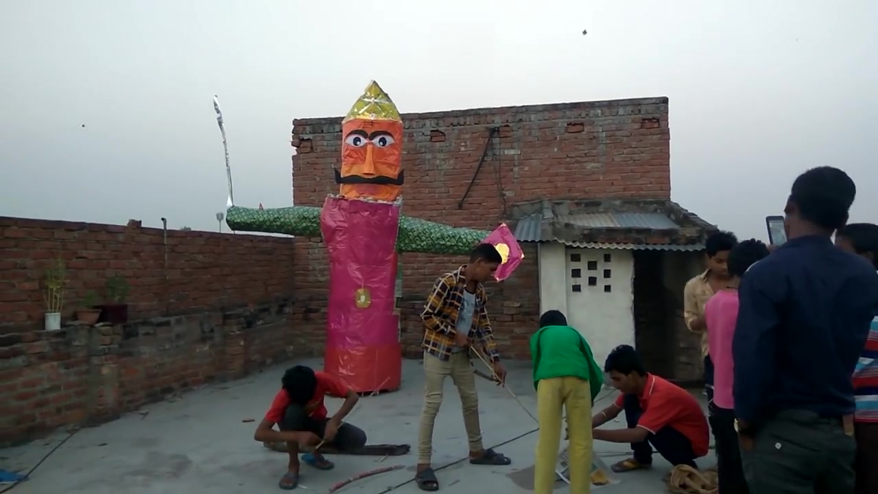 2016印度小孩烧十圣节的低配版纸人