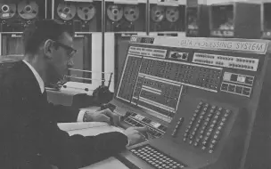 Video herunterladen: 1957年的IBM电脑是什么样子？——IBM705大型机