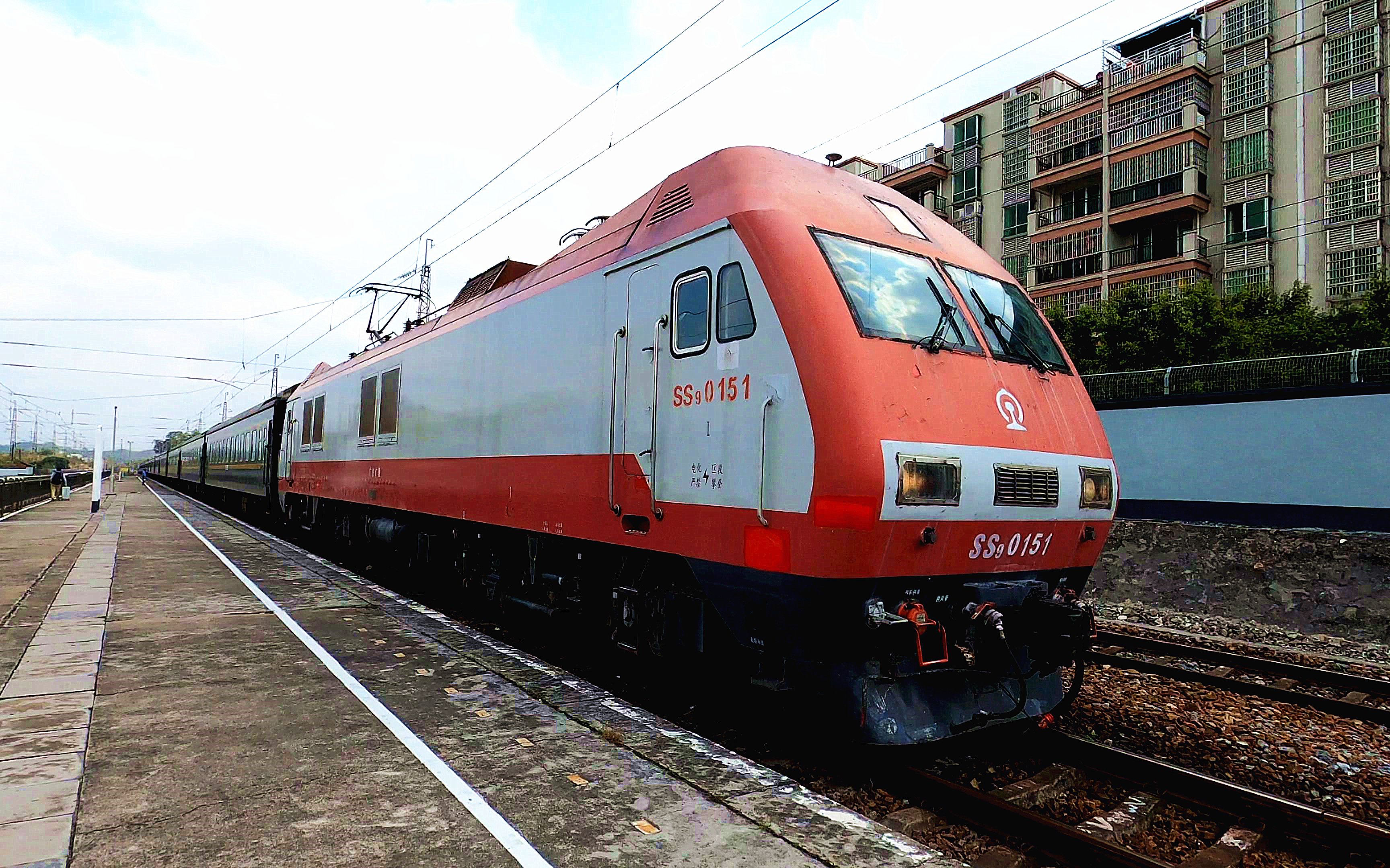 广广烧酒电力机车牵引客车进源潭站3道停车