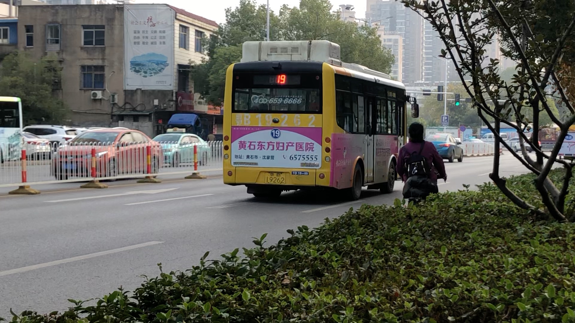 【黄石公交】19路公交车通过