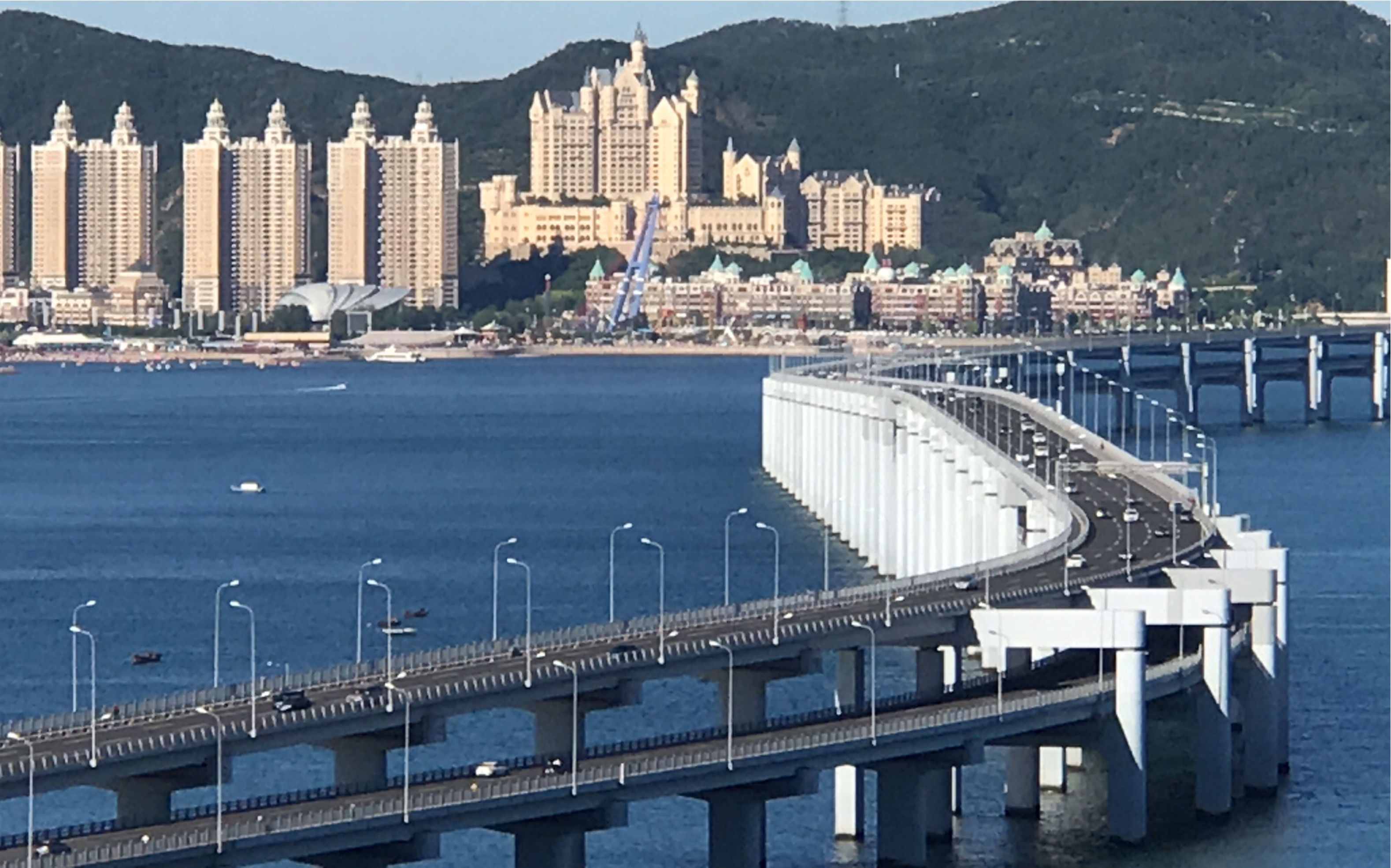 大連高新區淩水灣海岸遠眺星海灣跨海大橋風景.陽光總在風雨後