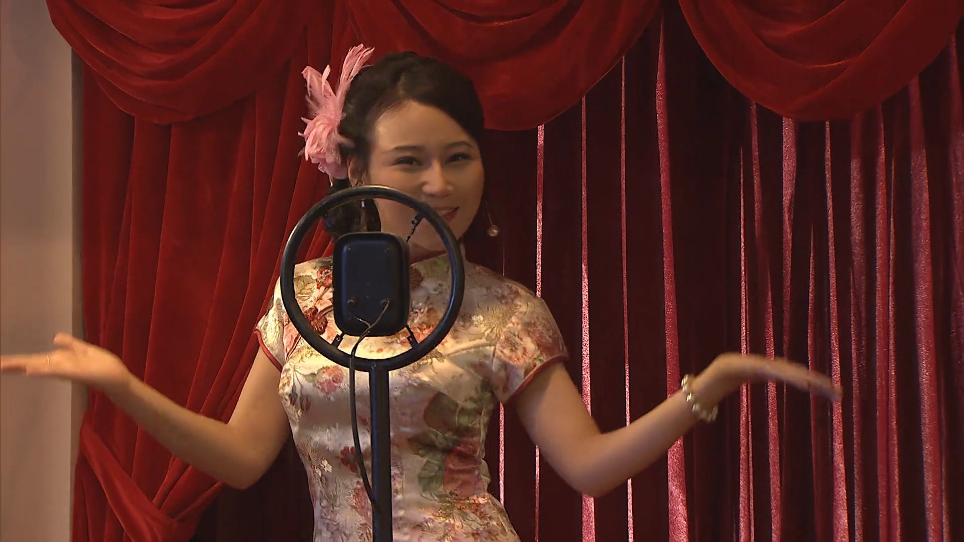 七十二家房客:美女帮闺蜜舞厅撑场子,哪料恶霸见她看直眼