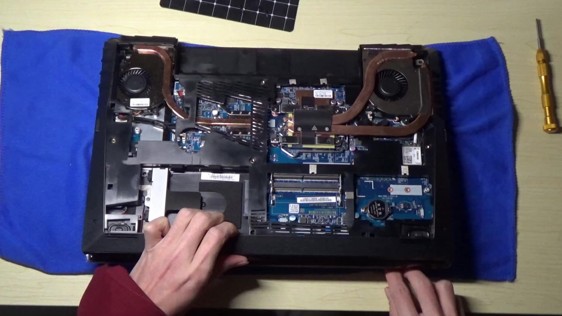 小秋上手炫龙毁灭者dc2锋刃mx150装机升级背光游戏实测视频