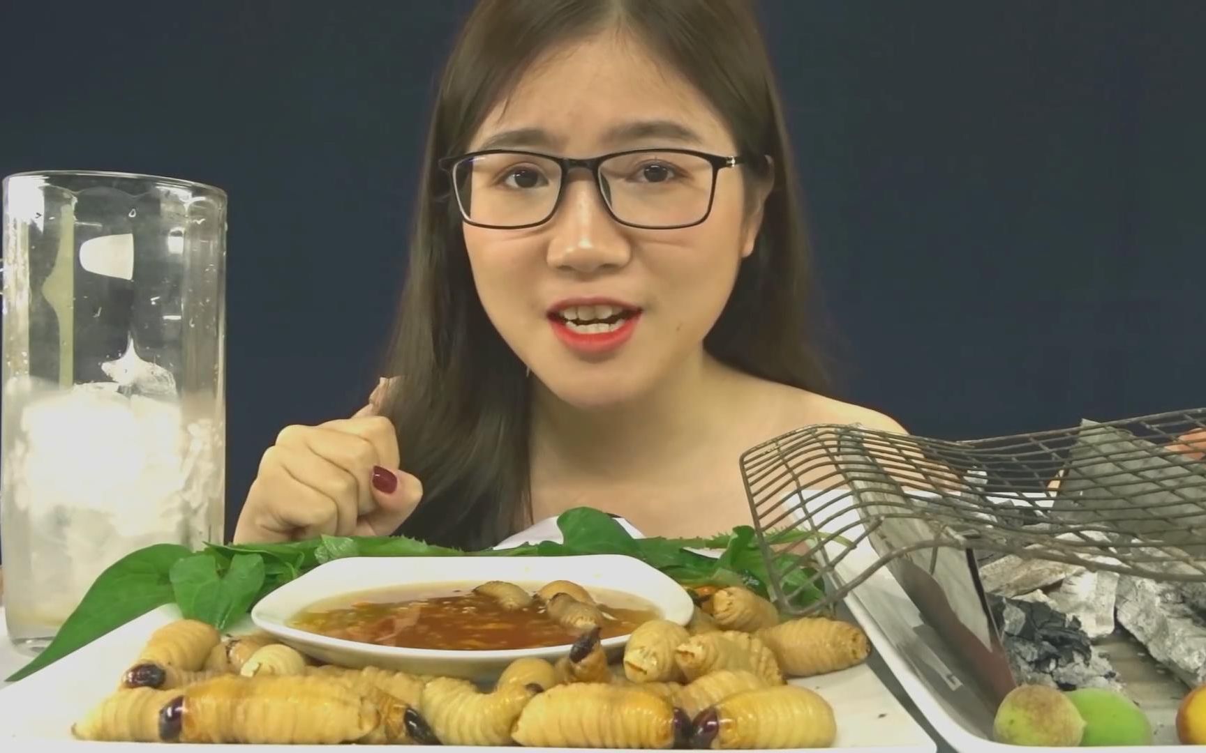 【越南美女asmr】生吃蠕动的椰子虫