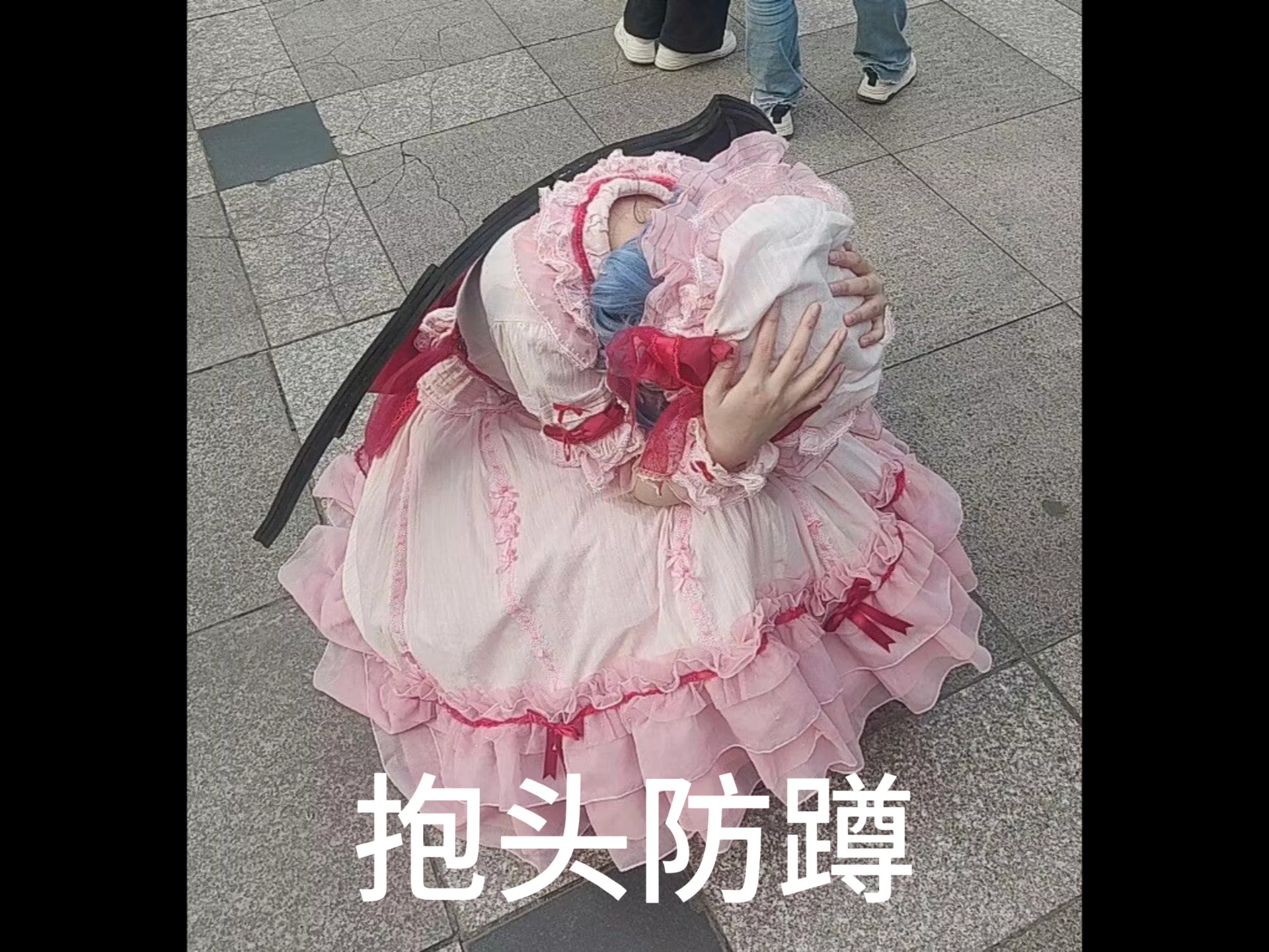 点击观看 抱头防蹲