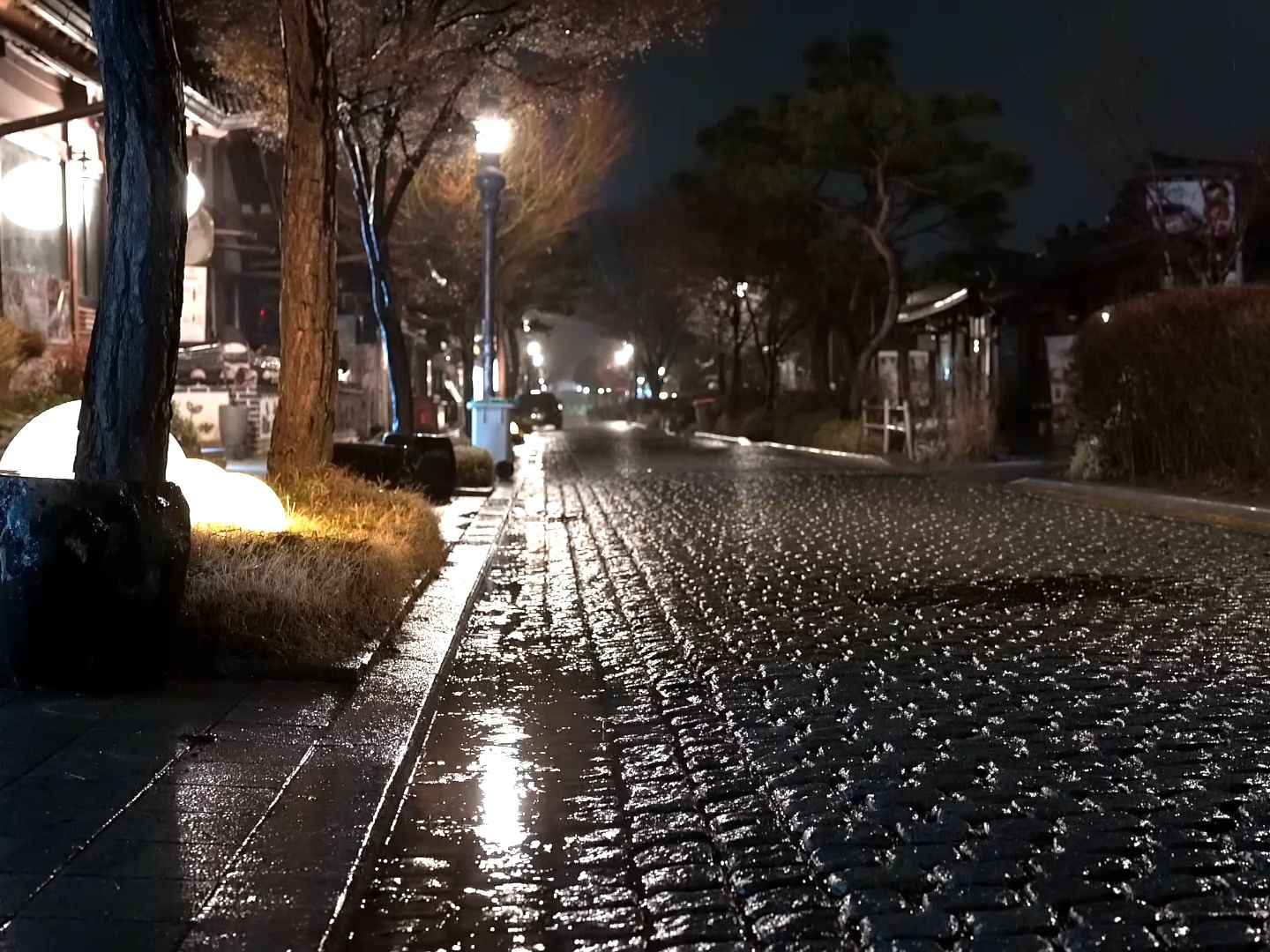 助眠安静纯音乐沉浸式下雨睡眠夜晚公园道路