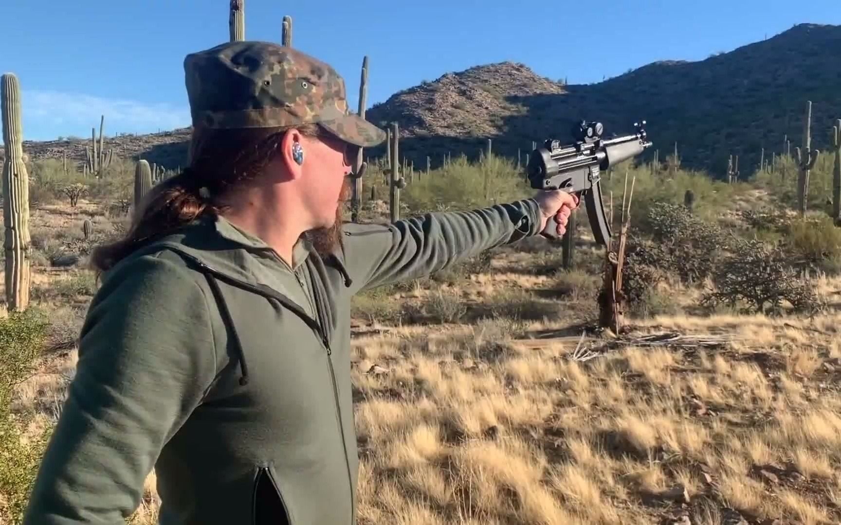 单手射击冲锋枪发射9mm口径弹药户外靶场射击测试