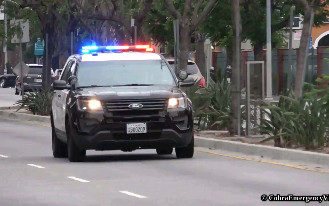 两辆lapd探险者巡逻车code3快速出警