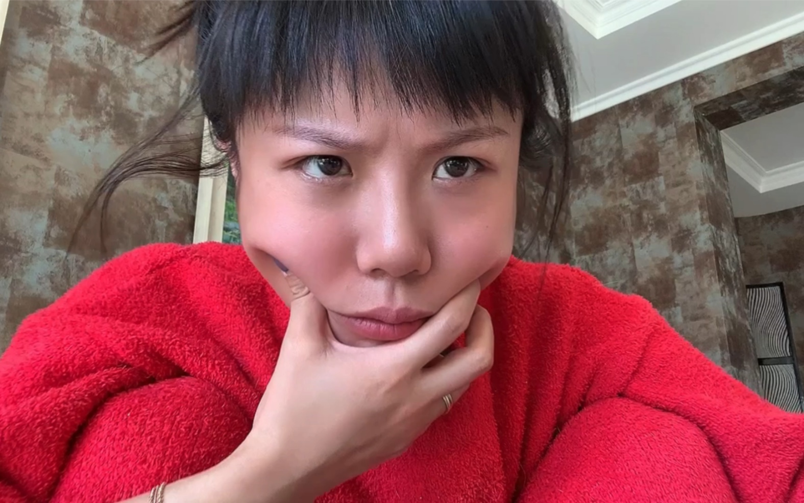 我回顾了一下我的童年阴影《错爱》,也就是当年网络不发达,周佳丽比林