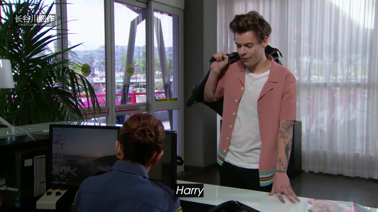 中文字幕笑炸哈卷harrystyles上jamescorden的科登秀在电视台门卫处要