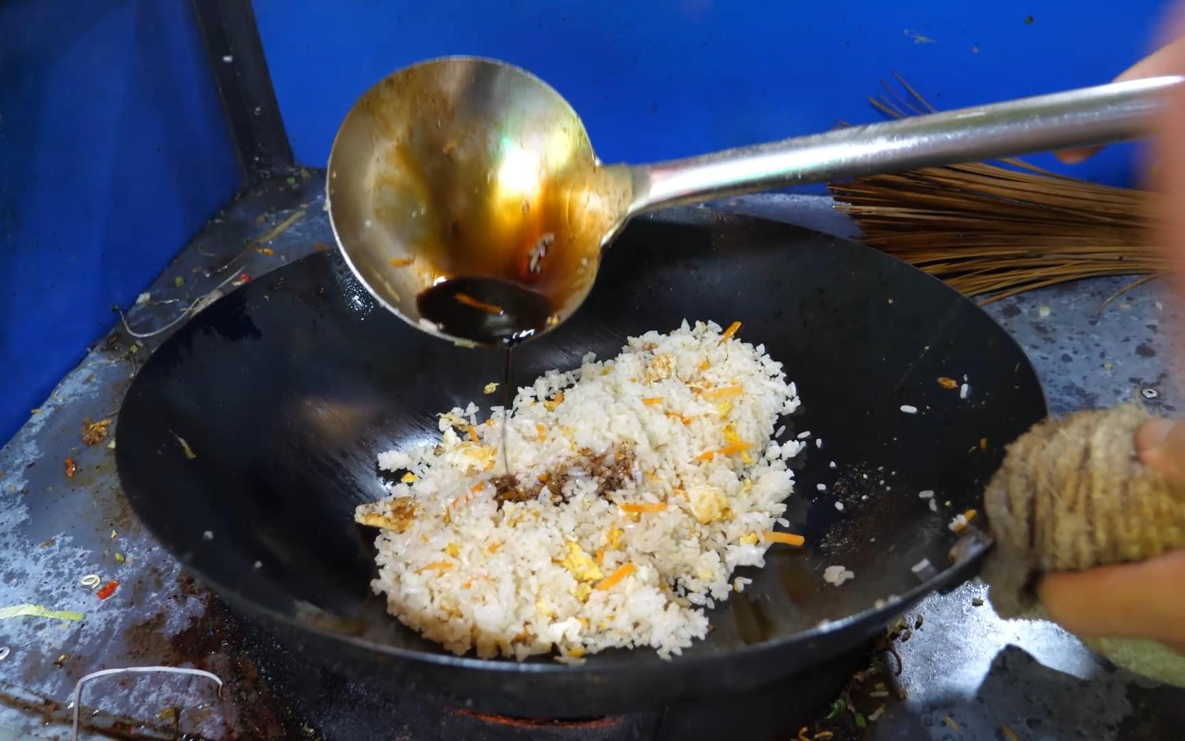 [图]鸡蛋炒饭！当地美食大师惊人的炒饭技巧