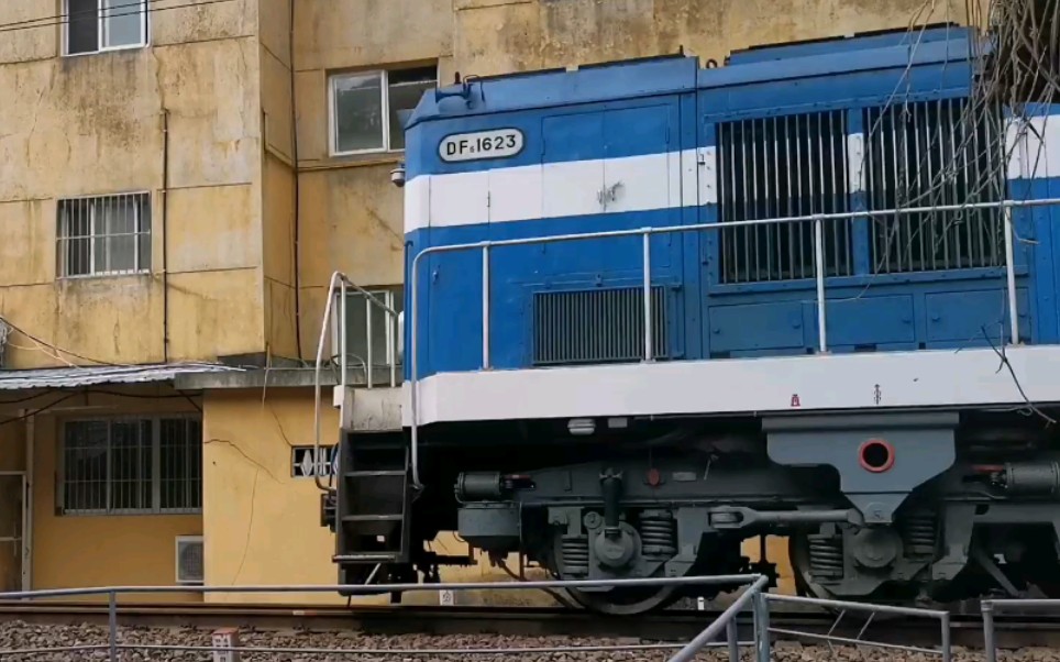 活动  东风df5-1623火车头牵引货列