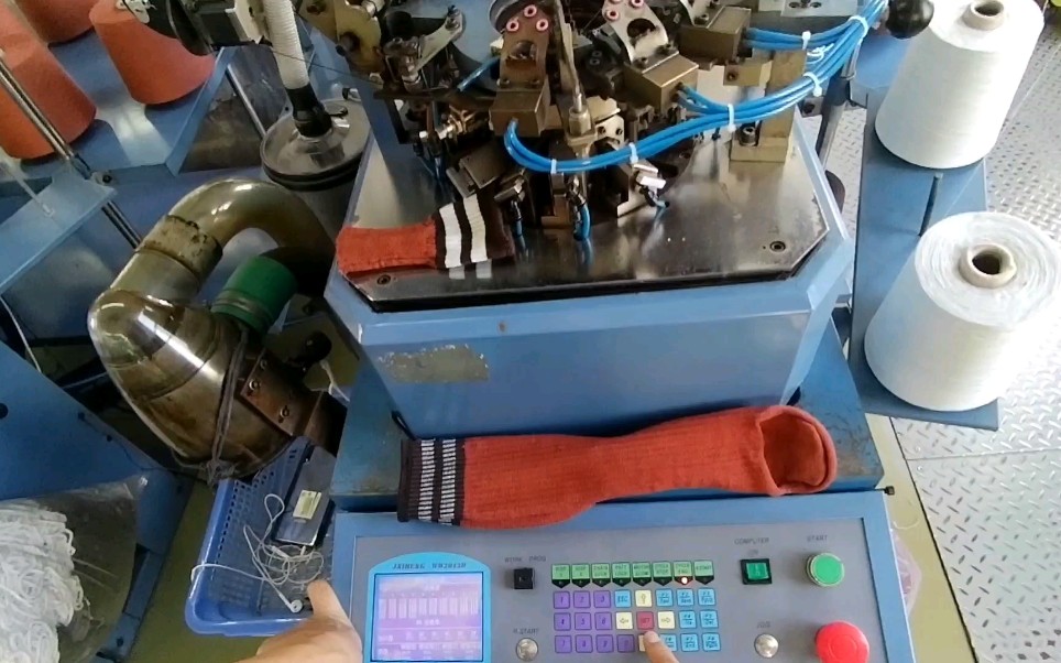 袜机维修橡筋结束时没有挂到橡筋剪刀上时怎样维修