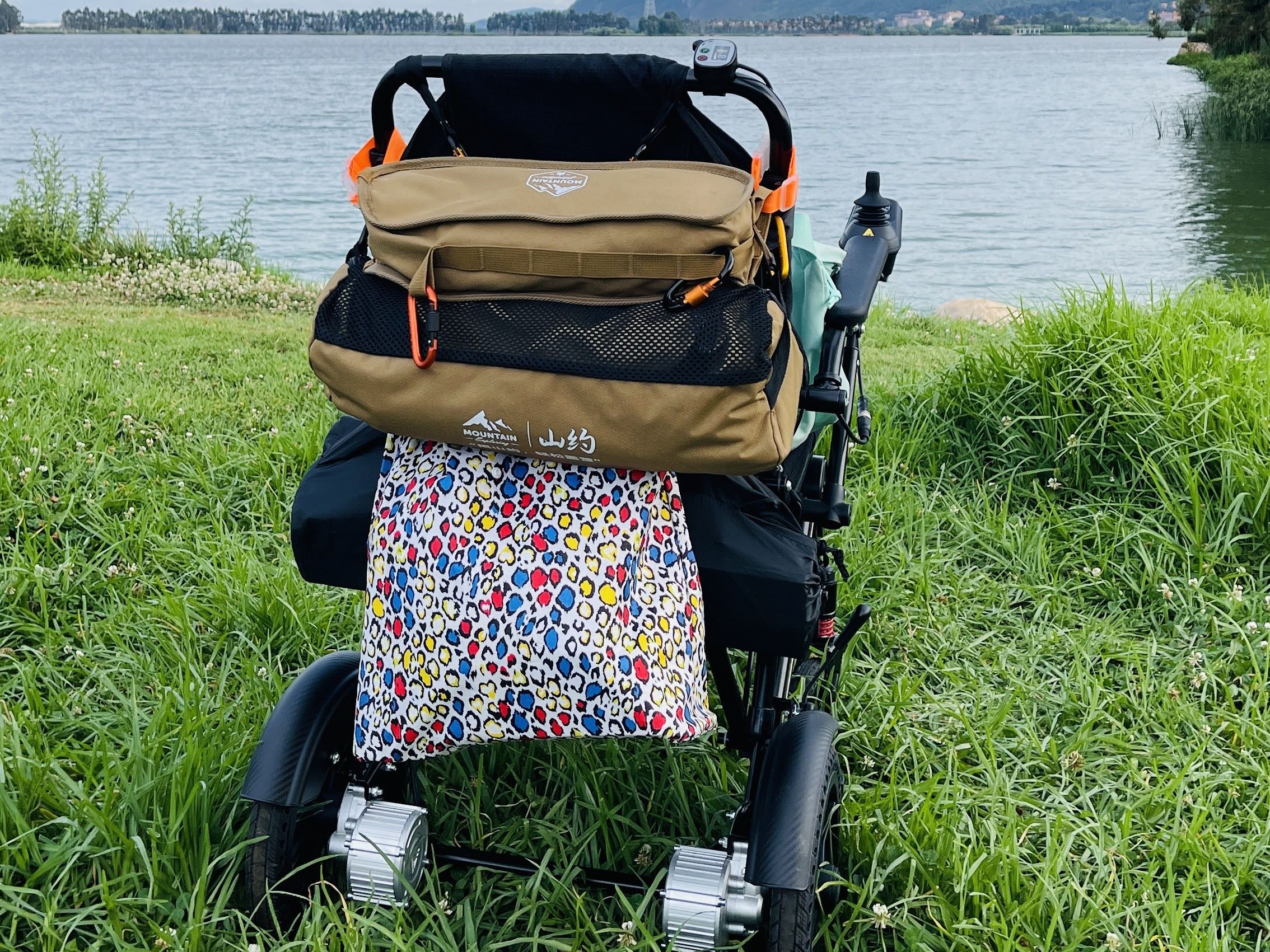 小飞哥轻便款203电动轮椅,草地测评演示