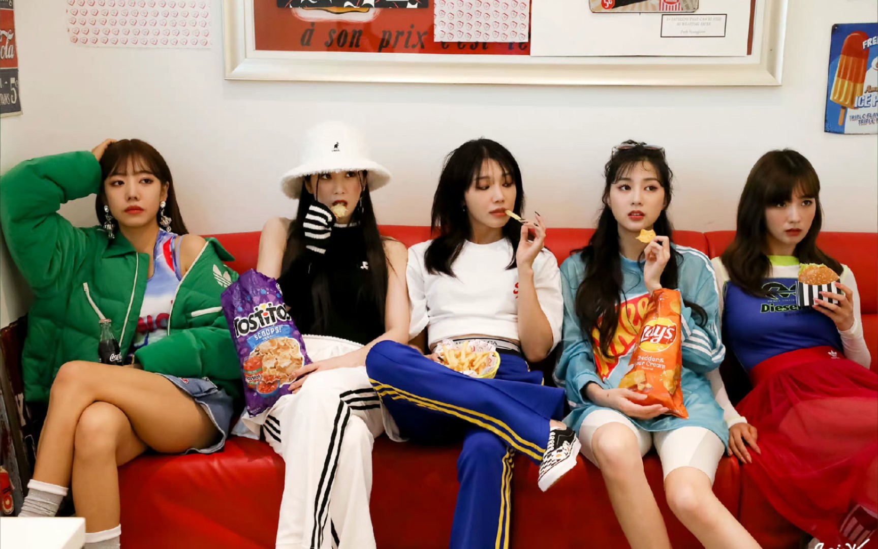 【apink】2023台历拍摄幕后花絮照(我的姐姐们好漂亮,变老的可能只有