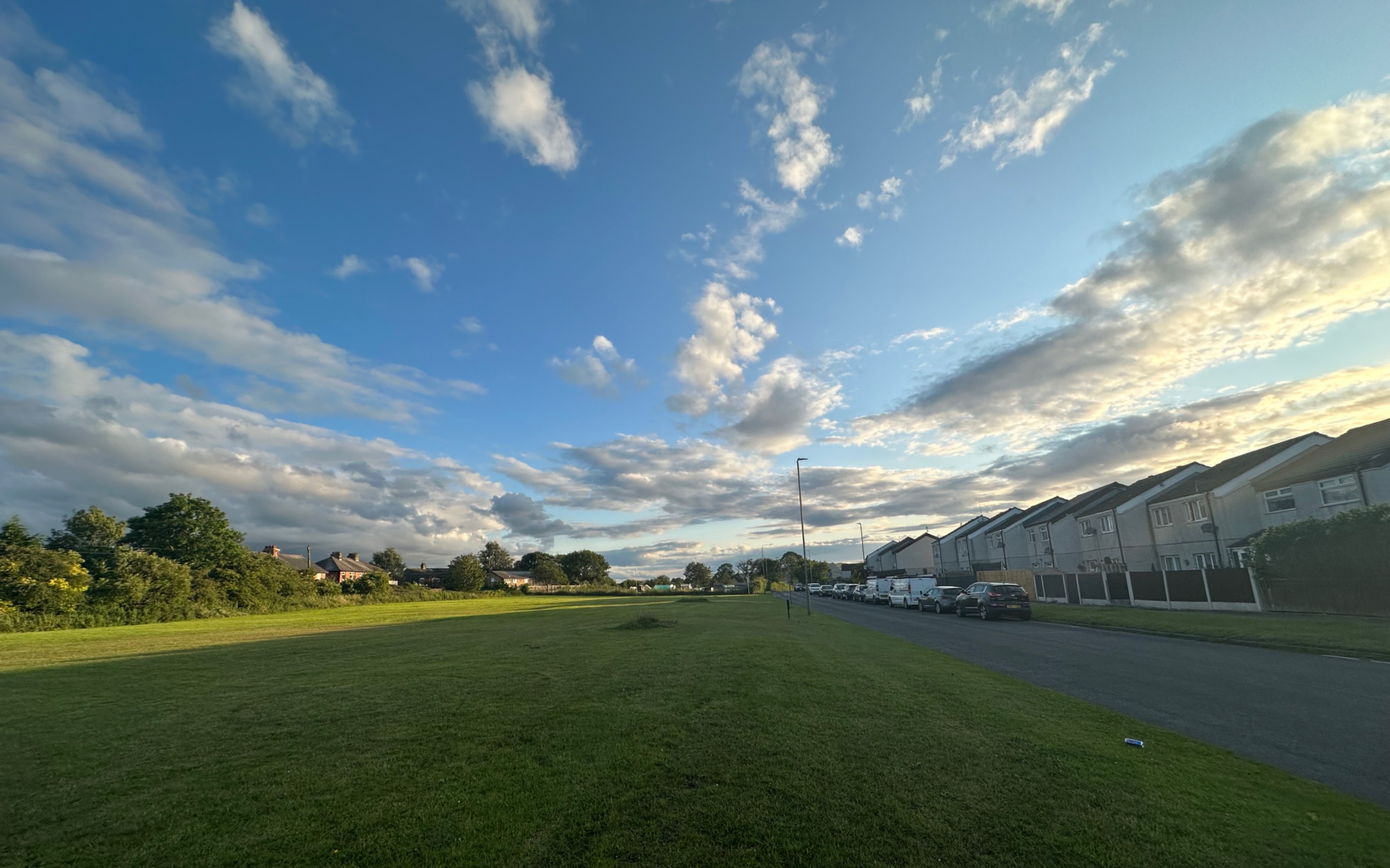 晚上8点30分的英格兰乡村,非常的安静,路上看不到人