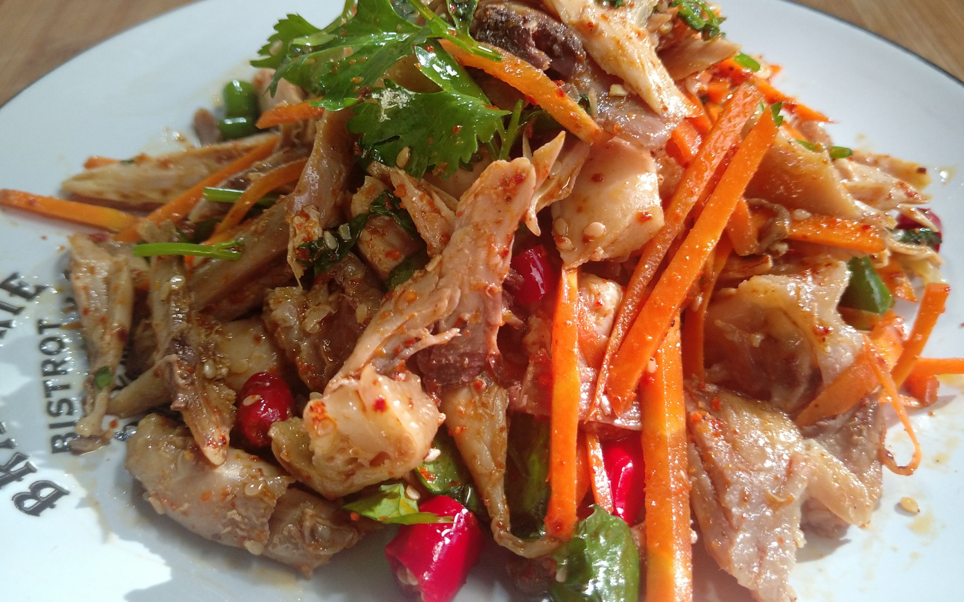 鸡腿别红烧了,农村小伙教你凉拌着吃,香辣下饭,做法又简单