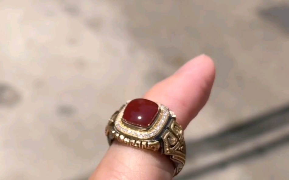 顶级阿卡色牛血红南红戒指