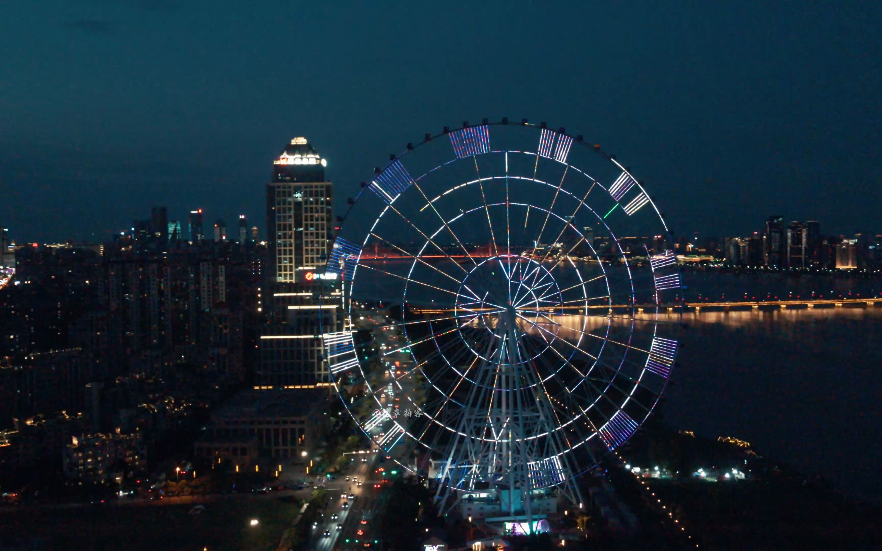 南昌一江两岸灯光秀,越夜越精彩