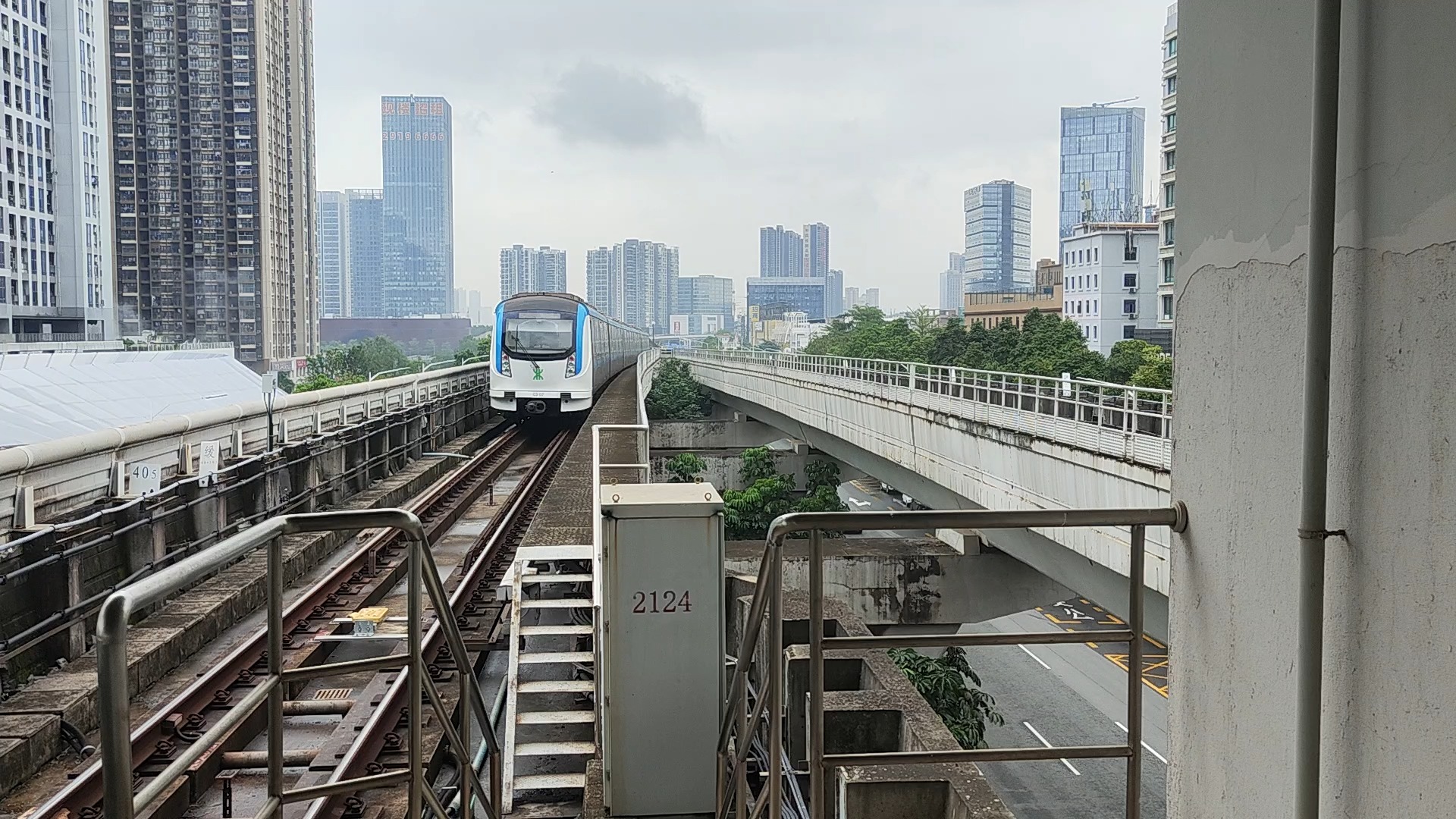 深圳地铁列车进站图片