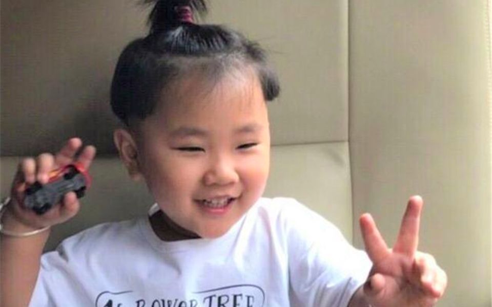 郭德纲的小儿子郭汾瑒,长相不像父母,却和他长的一模一样