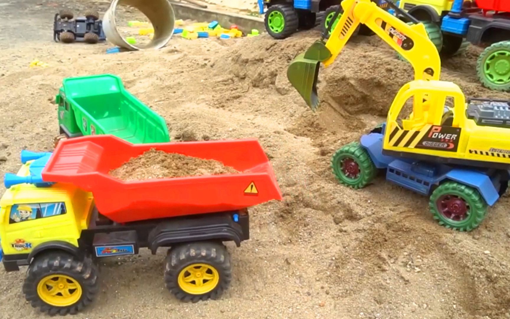 儿童玩具车表演:挖掘机,翻斗车修建道路,手工diy组装工程车!