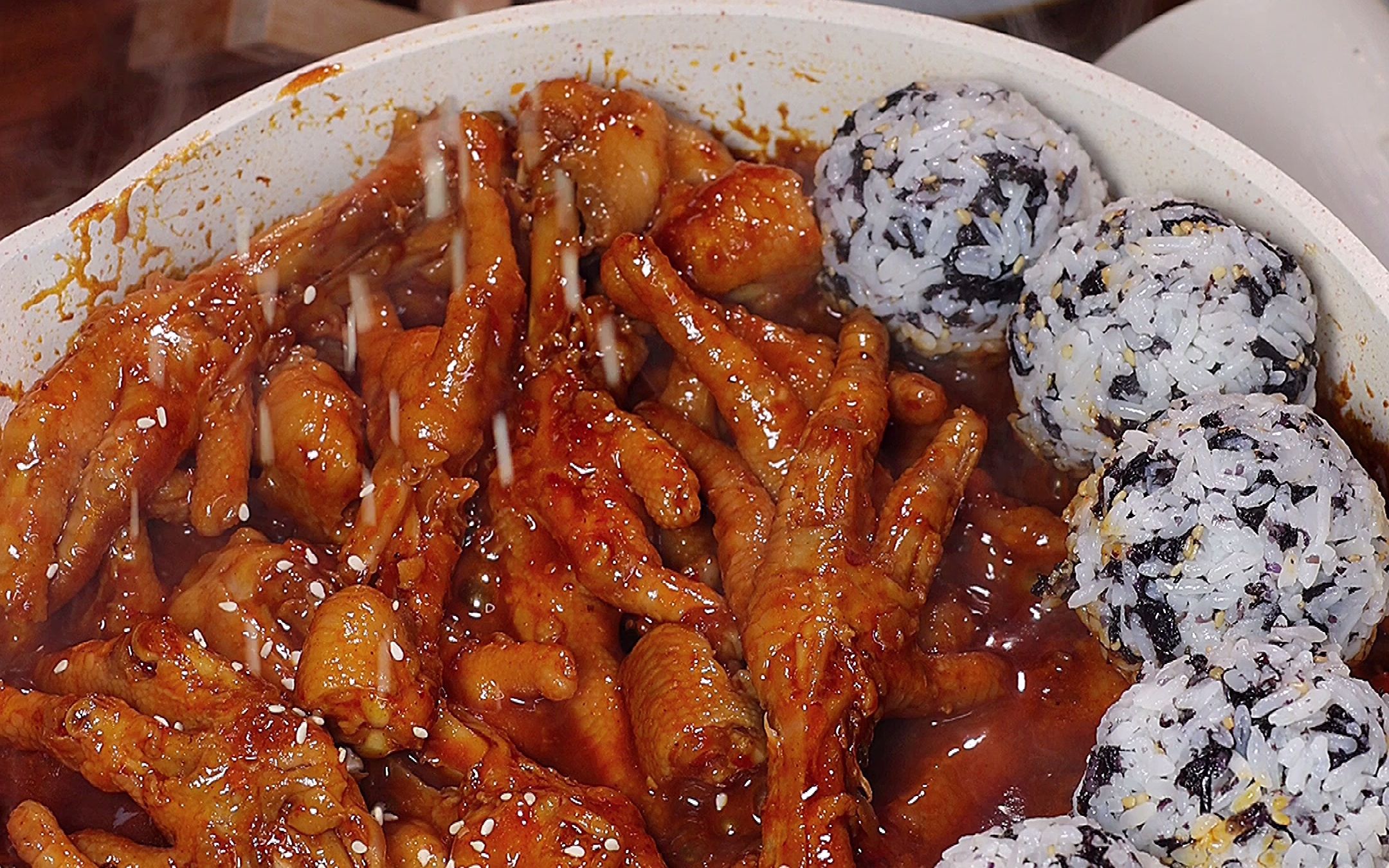 来啃鸡爪啦,韩式辣鸡爪和饭团完美搭档!