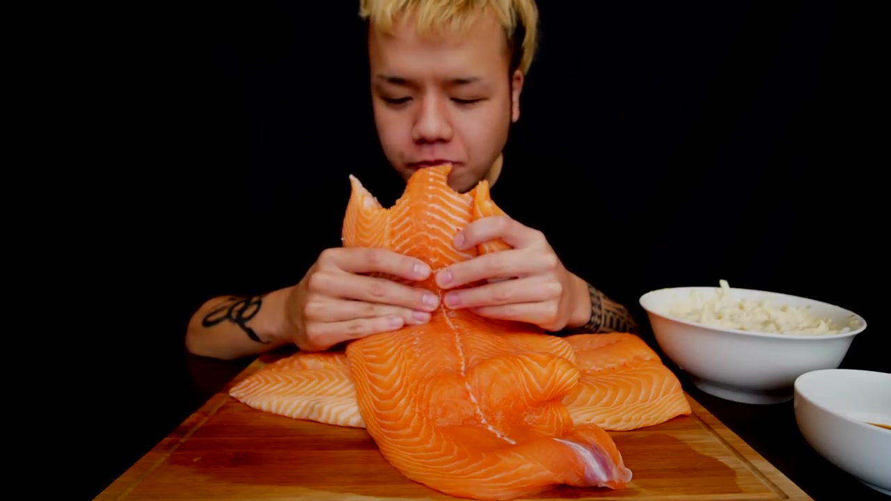 日本大胃王吃播 熊熊新井熊 asmr 三文鱼_哔哩哔哩 (゜-゜)つロ 干杯