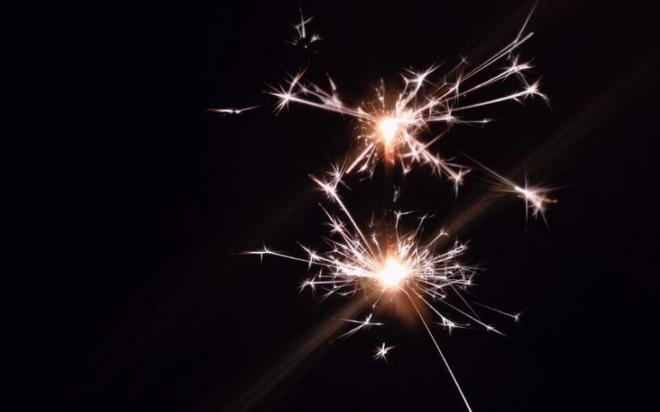 和朋友一起放线香烟花