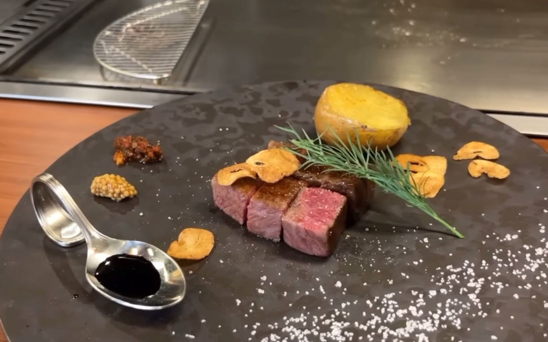 铁板香煎顶级和牛,再来个小菜.