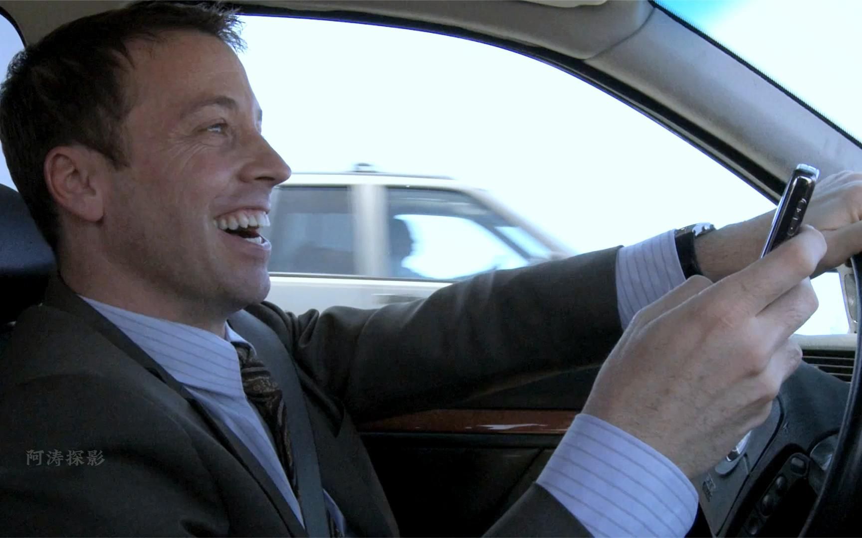 男子开车玩手机导致多车相撞,幸存后却嚷嚷着向单位请假,美剧