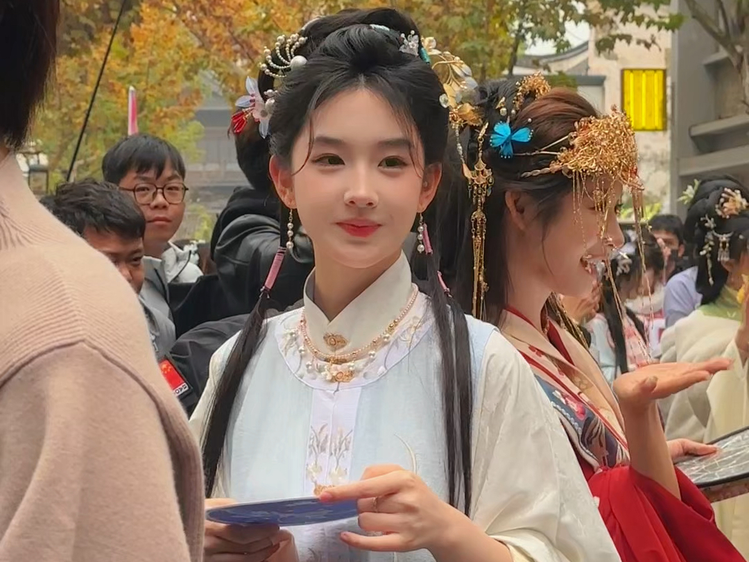 故国衣冠无人识，却把华服比戏服