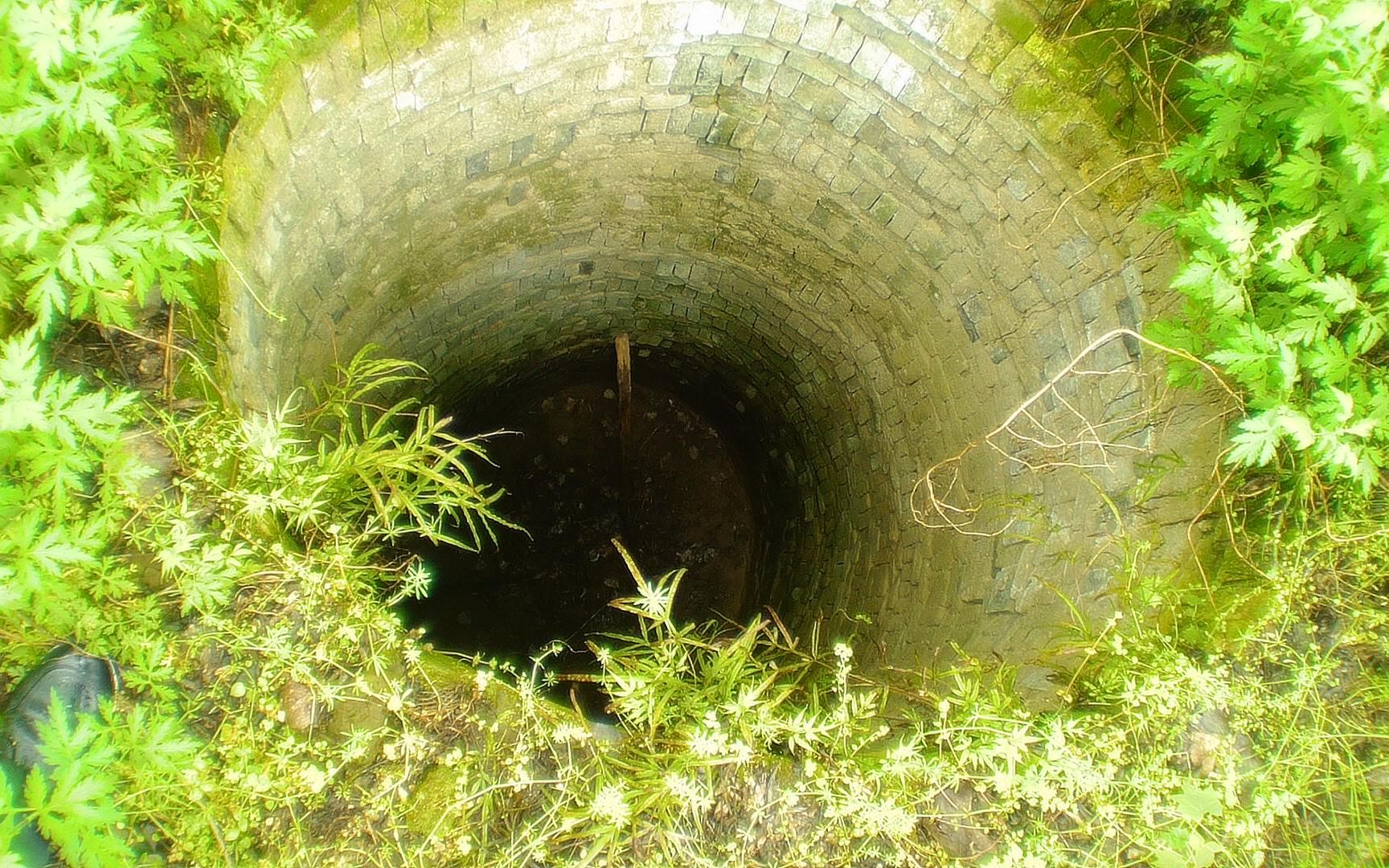 湖北农村一口近四十年的枯井 之前生产队都在此打水