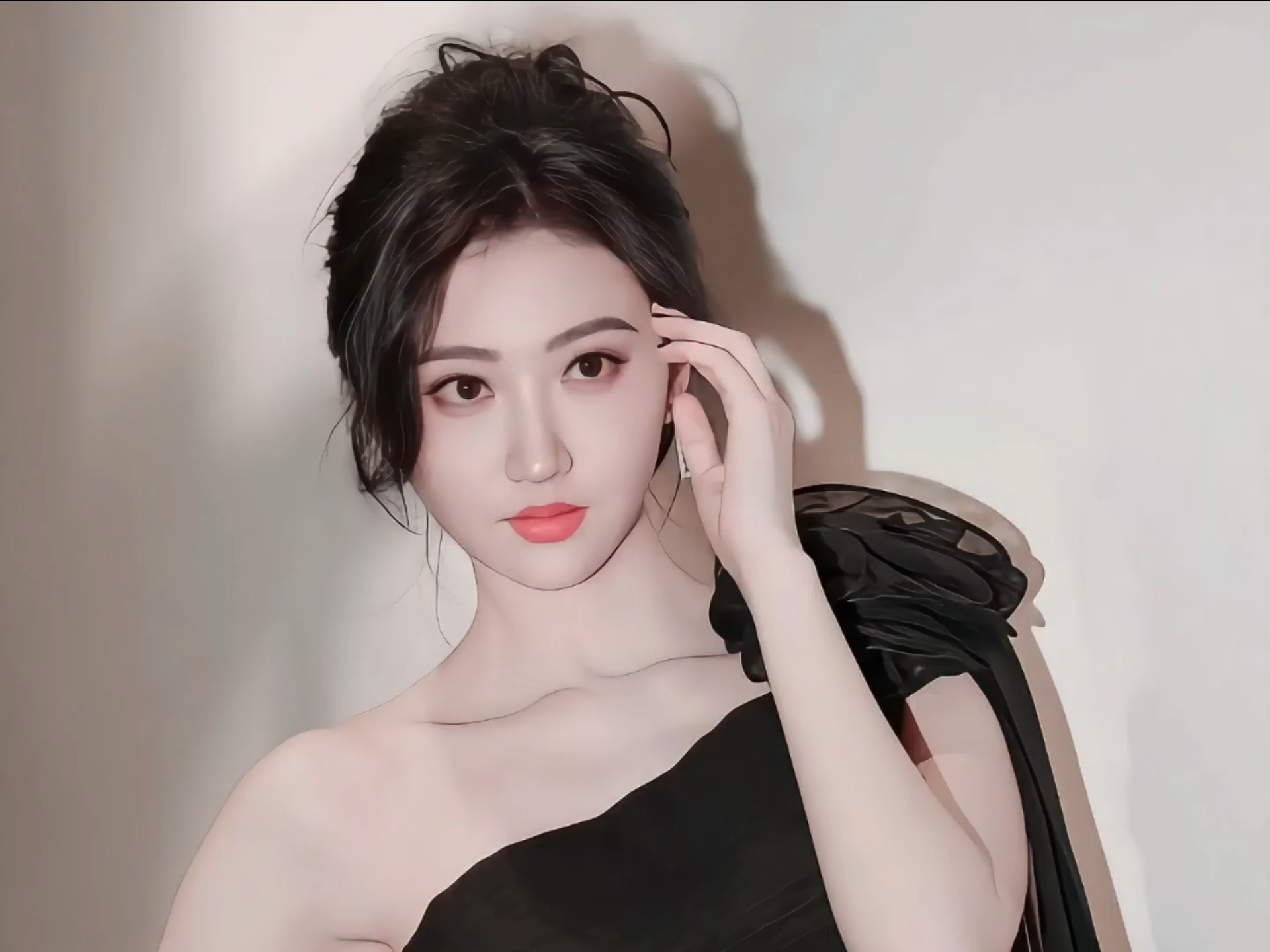 景甜黑色斜肩花朵礼裙,曼妙身姿优雅迷人,不愧是人间富花