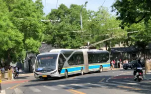 124路电鲶鱼景山东街搭杆大转弯