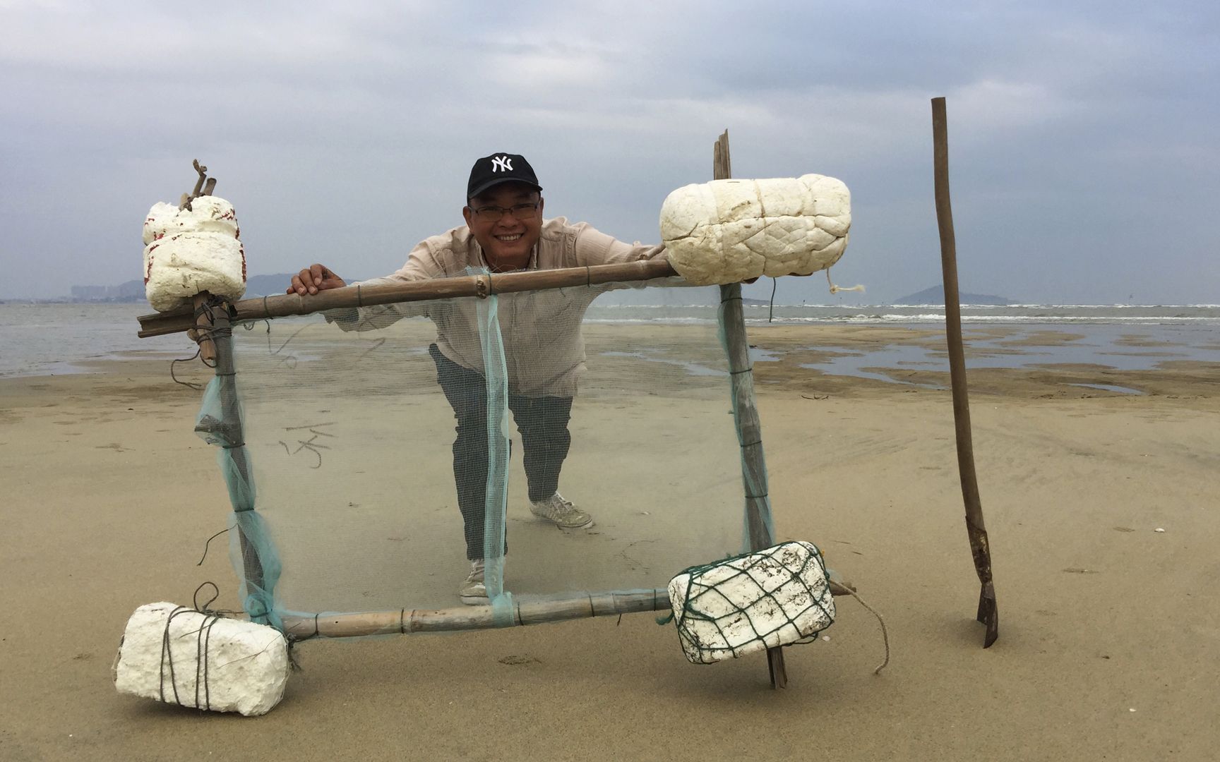 闲牛赶海花样真多,用杂物做了一个"赶海神器",来看效果如何