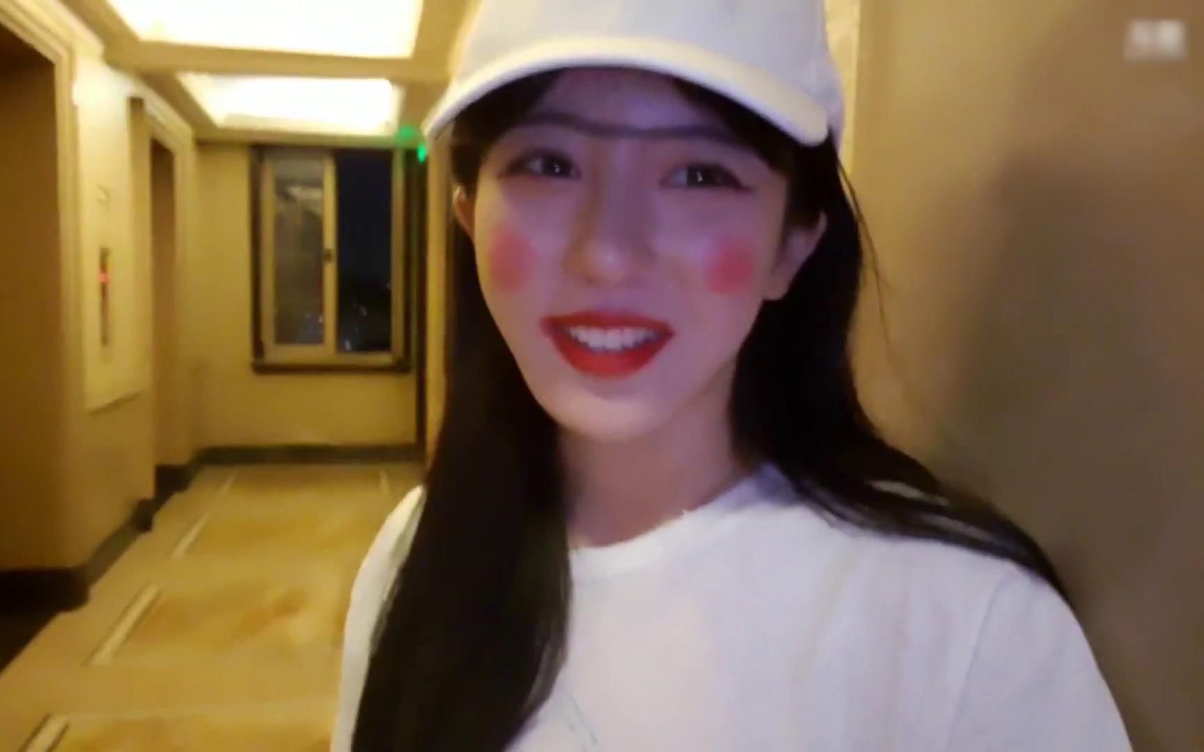 呆妹儿化丑装户外直播:我这样怎么见人呀