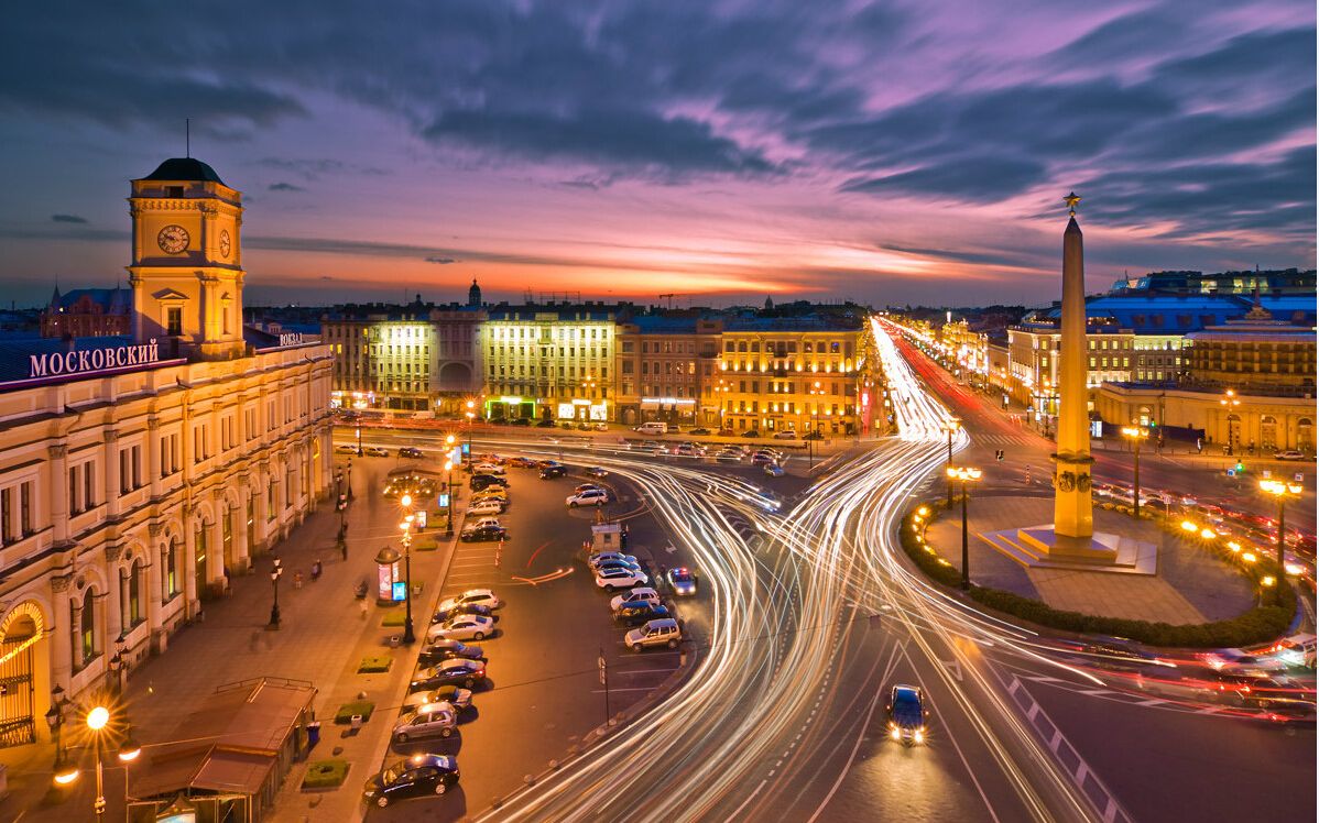 从俄罗斯第二大城市圣彼得堡市乘火车到其首都莫斯科市的沿途风光