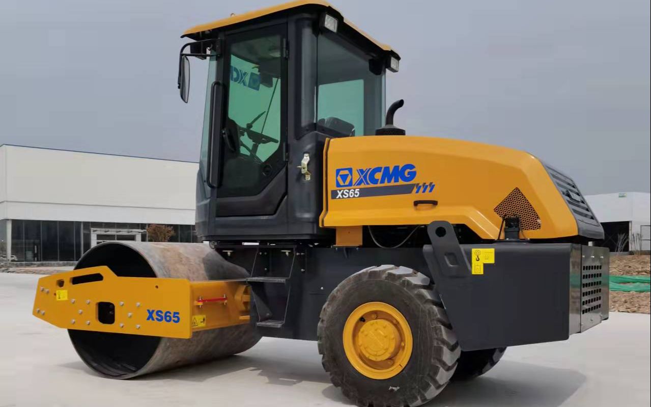 徐工集团6吨小型压路机 单钢轮压路机装车发货现场