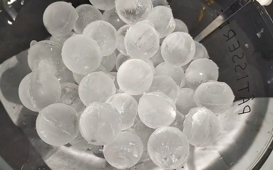 圆冰,如果我加点食用色素的话,就会和小时候那种弹珠一模一样了吧