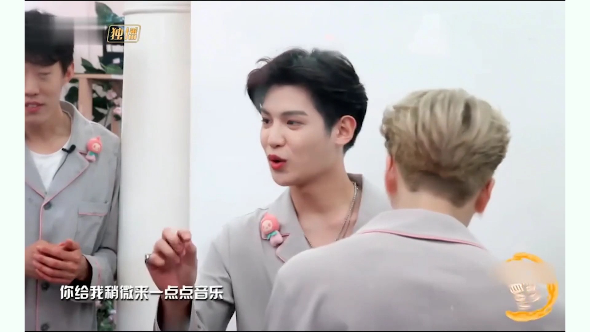 明星迷之才艺表演名场面:黄明昊表演"脱口秀",看的王嘉尔呆了