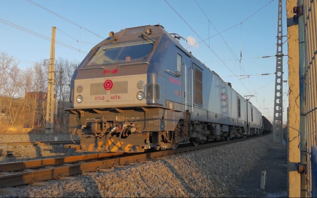 沈山线沈局辽段hxd2 6074牵引敞车大列通过揽军屯站附近