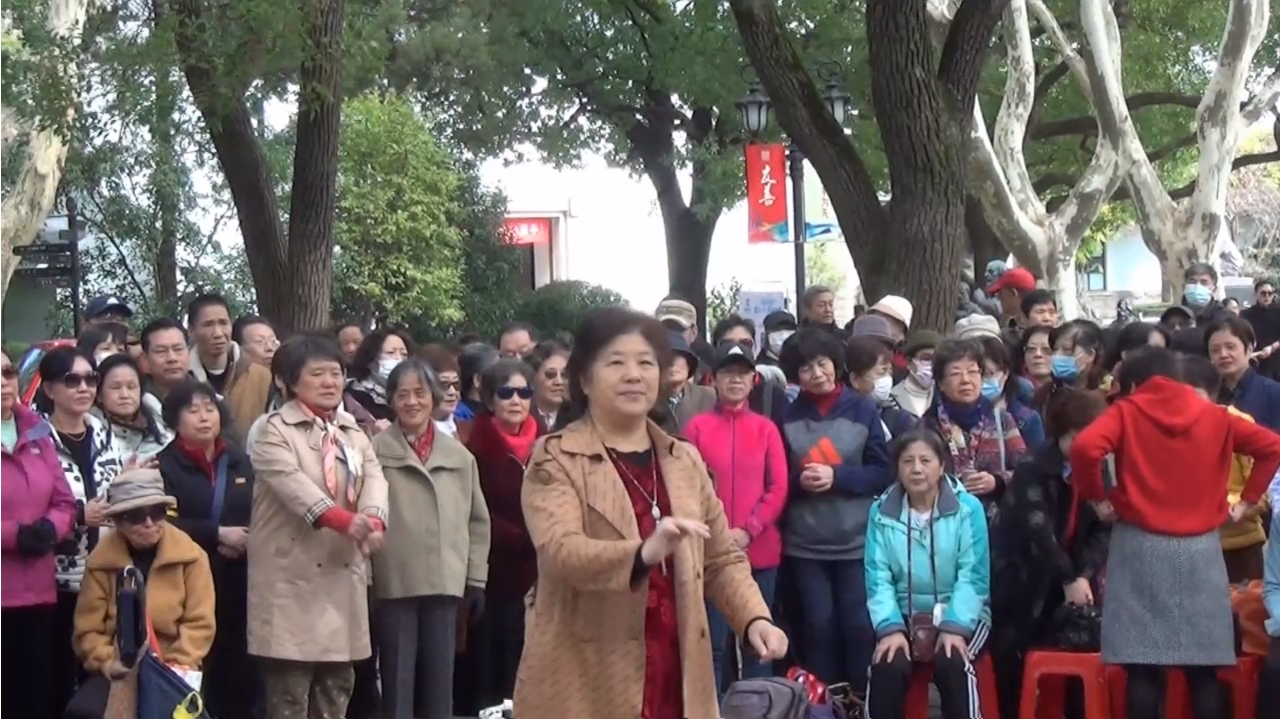 [图]《手拿蝶儿敲起来》，鲁迅公园随拍。欢乐的双休日。